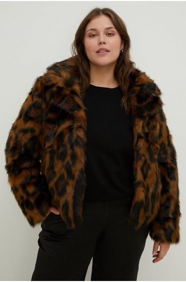 Prettylittlething Women's Plus Amaria Shaggy Faux Fur Jacket